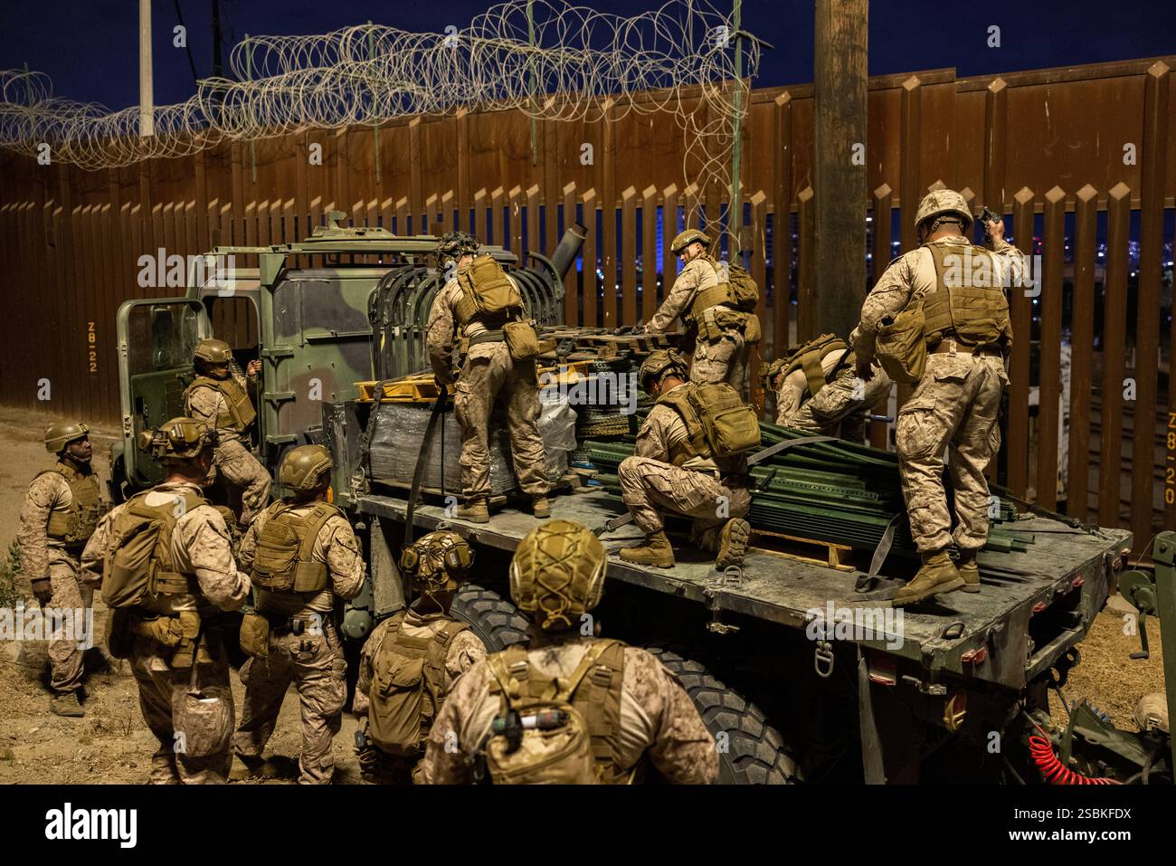 US Marines con 1st Combat Engineer Battalion, 1st Marine Division, prepararsi a schierare filo di concertina lungo il confine meridionale vicino a San Ysidro, California, 25 gennaio 2025. Il comando del Nord degli Stati Uniti sta collaborando con il Dipartimento della sicurezza interna con l'installazione di barriere fisiche temporanee per aggiungere ulteriore sicurezza che limiterà i valichi di frontiera illegali. (Foto del corpo dei Marines degli Stati Uniti del sergente Kyle Chan) Foto Stock