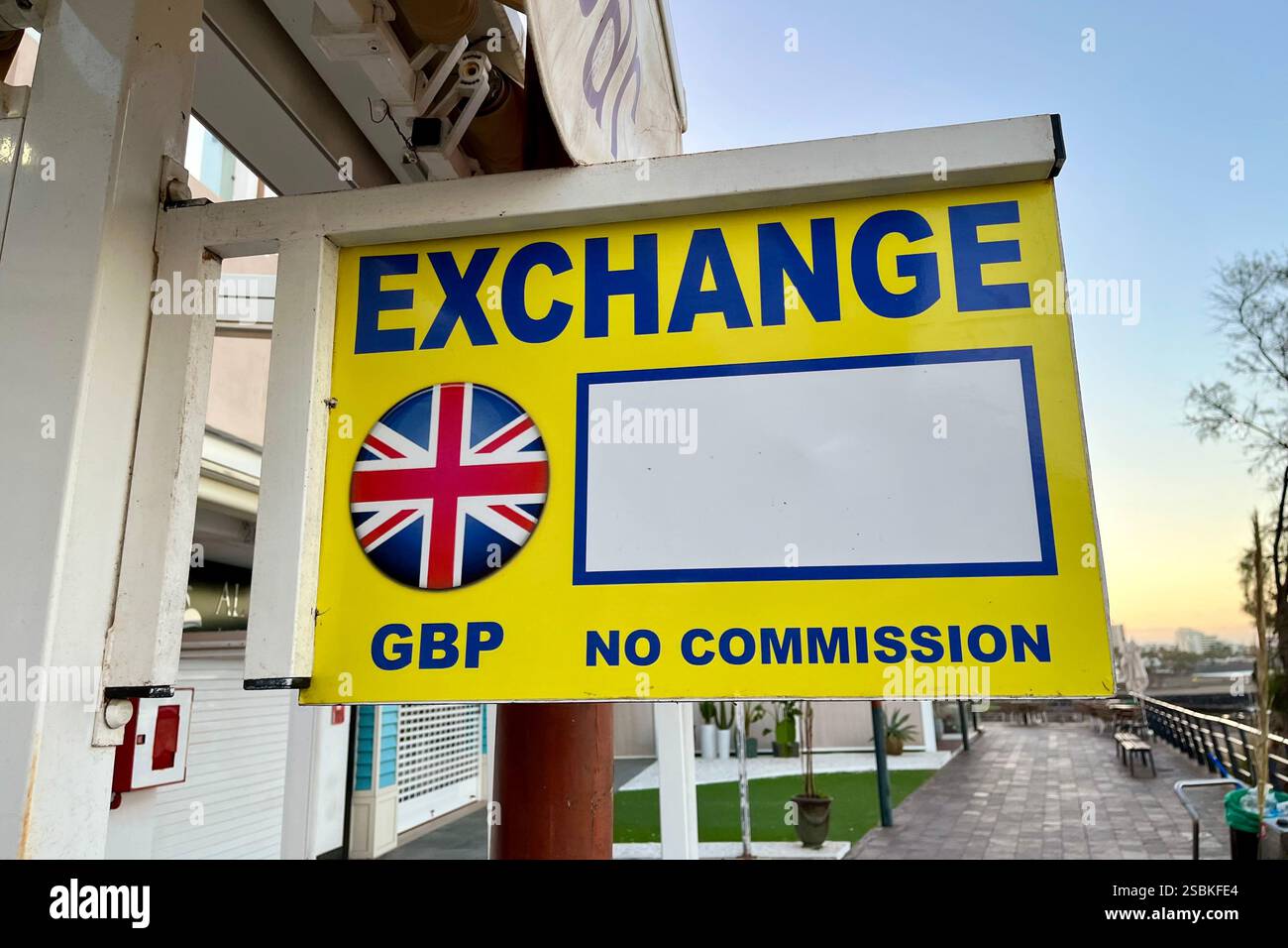 Un segno di cambio in sterline (sterlina) vuoto che pubblicizza l'assenza di commissioni in Costa Adeje. Tenerife, Isole Canarie, Spagna. 14 gennaio 2025. - Immagine stock catturata con smartphone