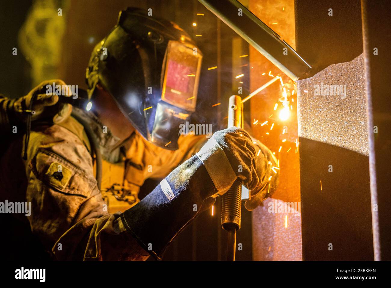 Un Marine degli Stati Uniti con 1st Combat Engineer Battalion, 1st Marine Division, rafforza la barriera protettiva del confine meridionale vicino a San Ysidro, California, 25 gennaio 2025. Il comando del Nord degli Stati Uniti sta collaborando con il Dipartimento della sicurezza interna con l'installazione di barriere fisiche temporanee per aggiungere ulteriore sicurezza che limiterà i valichi di frontiera illegali. (Foto del corpo dei Marines degli Stati Uniti del sergente Kyle Chan) Foto Stock