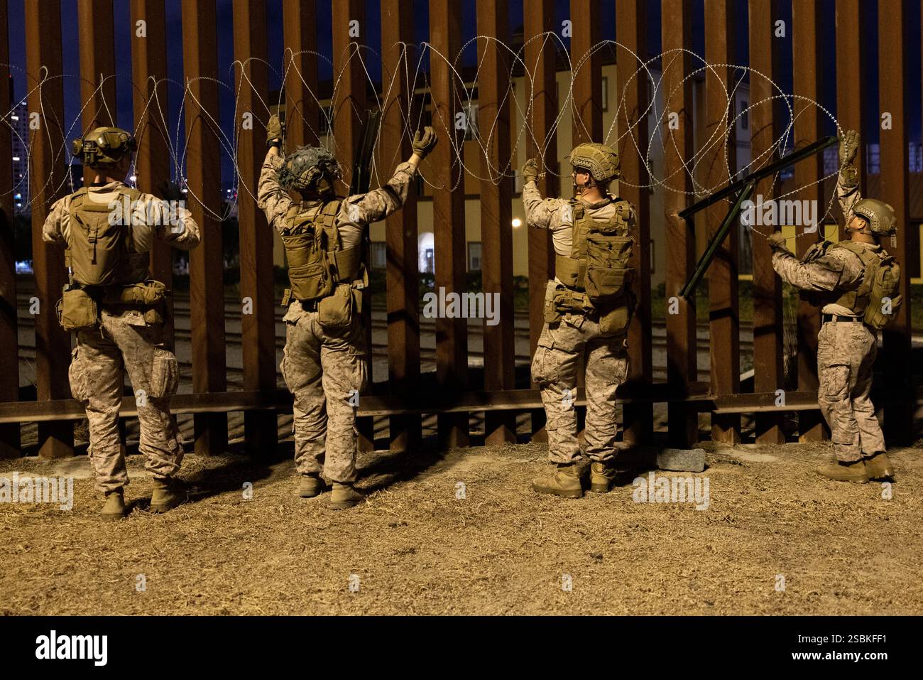 U.S. Marines con 1st Combat Engineer Battalion, 1st Marine Division, dispiegano filo di concertina lungo la barriera protettiva del confine meridionale vicino a San Ysidro, California, 25 gennaio 2025. Il comando del Nord degli Stati Uniti sta collaborando con il Dipartimento della sicurezza interna con l'installazione di barriere fisiche temporanee per aggiungere ulteriore sicurezza che limiterà i valichi di frontiera illegali. (Foto del corpo dei Marines degli Stati Uniti del sergente Kyle Chan) Foto Stock