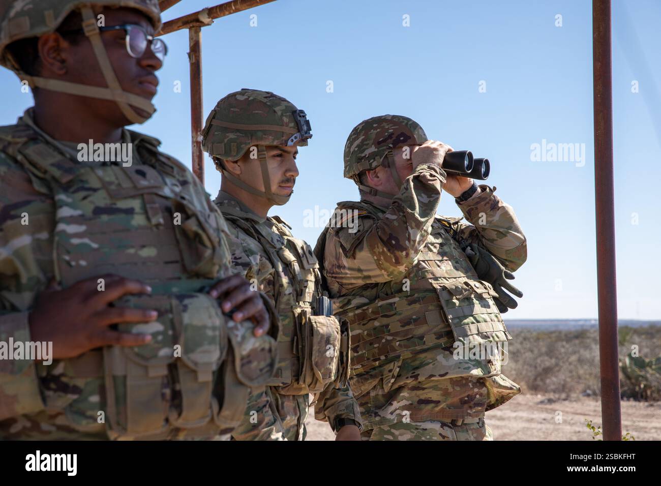 Soldati statunitensi con la 877th Engineer Company, la Georgia Army National Guard e il 724th Engineer Battalion, Wisconsin Army National Guard, conducono la sicurezza vicino al confine meridionale a del Rio, Texas, 31 gennaio 2025. Lo U.S. Northern Command sta collaborando con il Department of Homeland Security per aumentare le dogane e la protezione dei confini degli Stati Uniti lungo il confine meridionale con ulteriori forze militari. Questo schieramento iniziale di oltre 1.600 membri del personale in servizio attivo porta il totale delle forze militari del titolo 10 lungo il confine a quasi 4.000 membri del personale. (Foto della Guardia Nazionale dell'Esercito degli Stati Uniti di Sgt. 1st Foto Stock