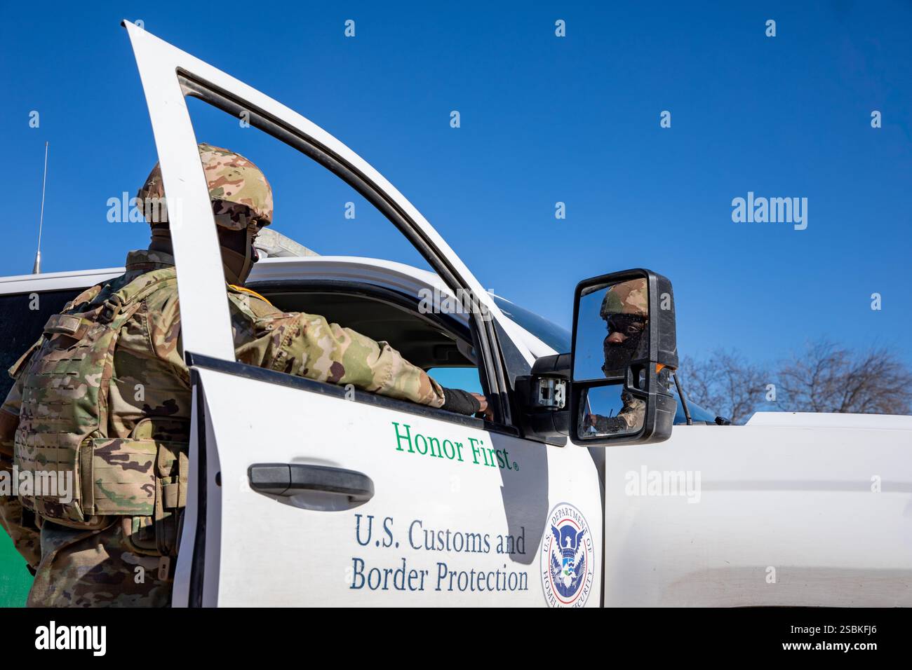 Un soldato degli Stati Uniti con la 877th Engineer Company, Georgia Army National Guard, monitora l'attività lungo il confine meridionale da un veicolo per la dogana e la protezione dei confini degli Stati Uniti vicino a del Rio, Texas, 31 gennaio 2025. Lo U.S. Northern Command sta collaborando con il Department of Homeland Security per aumentare le dogane e la protezione dei confini degli Stati Uniti lungo il confine meridionale con ulteriori forze militari. Questo schieramento iniziale di oltre 1.600 membri del personale in servizio attivo porta il totale delle forze militari del titolo 10 lungo il confine a quasi 4.000 membri del personale. (Foto della Guardia Nazionale dell'Esercito degli Stati Uniti di Chri di 1a Classe Foto Stock
