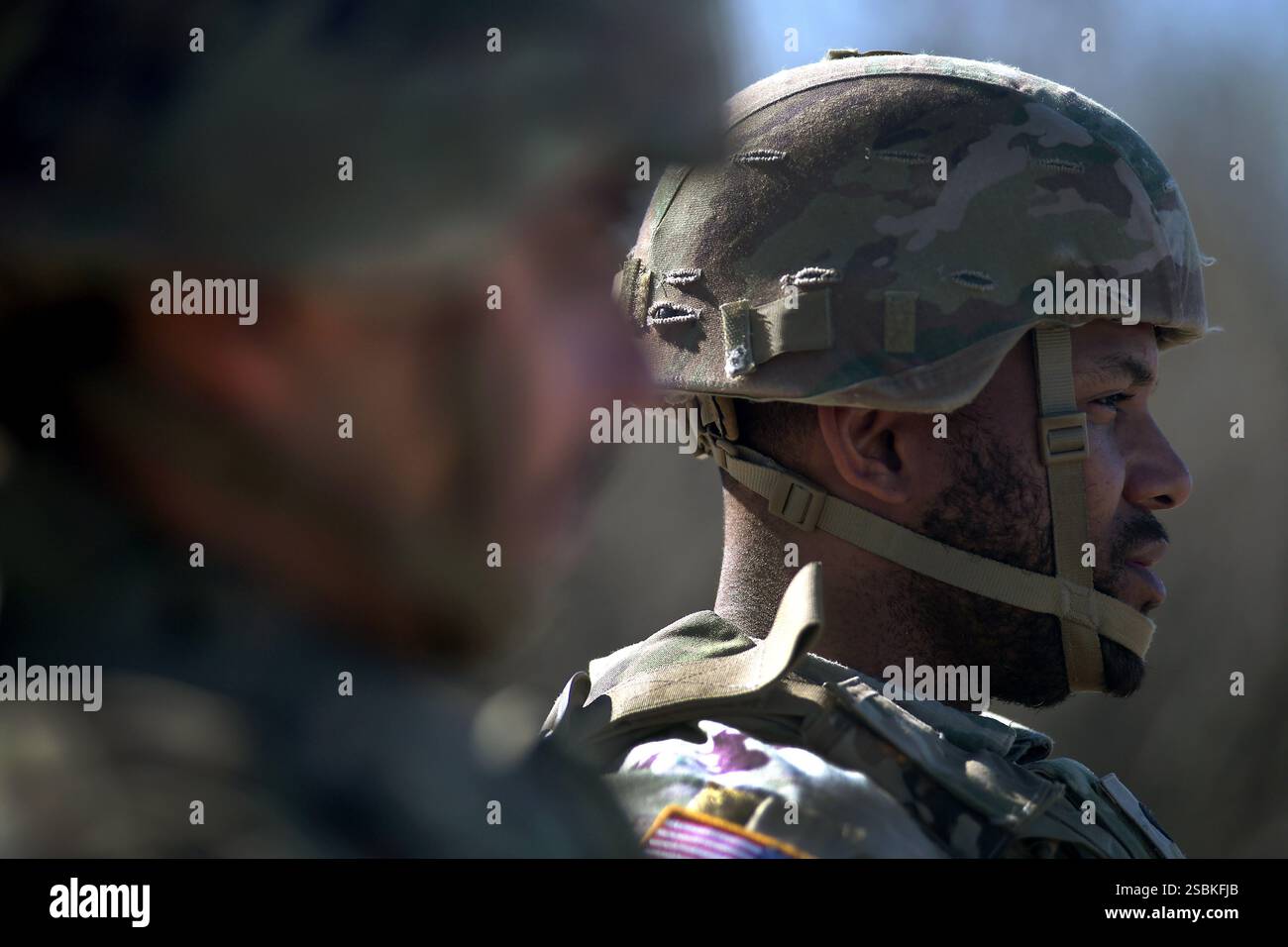 I soldati statunitensi con la 277th Support Maintenance Company, la Georgia Army National Guard monitorano un'area lungo il confine meridionale a Eagle Pass, Texas, a sostegno della U.S. Border Patrol e dello U.S. Northern Command, 31 gennaio 2025. Lo U.S. Northern Command sta collaborando con il Department of Homeland Security per aumentare le dogane e la protezione dei confini degli Stati Uniti lungo il confine meridionale con ulteriori forze militari. Questo schieramento iniziale di oltre 1.600 membri del personale in servizio attivo porta il totale delle forze militari del titolo 10 lungo il confine a quasi 4.000 membri del personale. (Foto U.S. Army di Sgt. 1st Class J Foto Stock