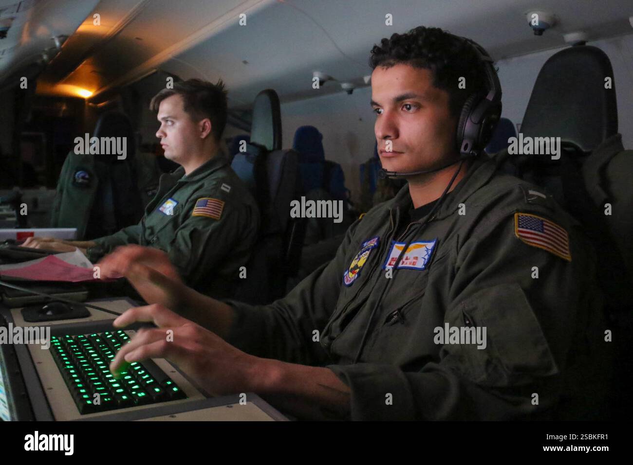 U.S. Navy Sailors, assegnati al Patrol Squadron (VP) 40, conducono operazioni di volo lungo il confine meridionale a bordo di un P-8A Poseidon il 31 gennaio 2025. Lo U.S. Northern Command sta collaborando con il Department of Homeland Security per aumentare le dogane e la protezione dei confini degli Stati Uniti lungo il confine meridionale con ulteriori forze militari. Questo schieramento iniziale di oltre 1.600 membri del personale in servizio attivo porta il totale delle forze militari del titolo 10 lungo il confine a quasi 4.000 membri del personale. (Foto della Marina degli Stati Uniti di Andy Anderson, specialista di comunicazione di massa di seconda classe) Foto Stock