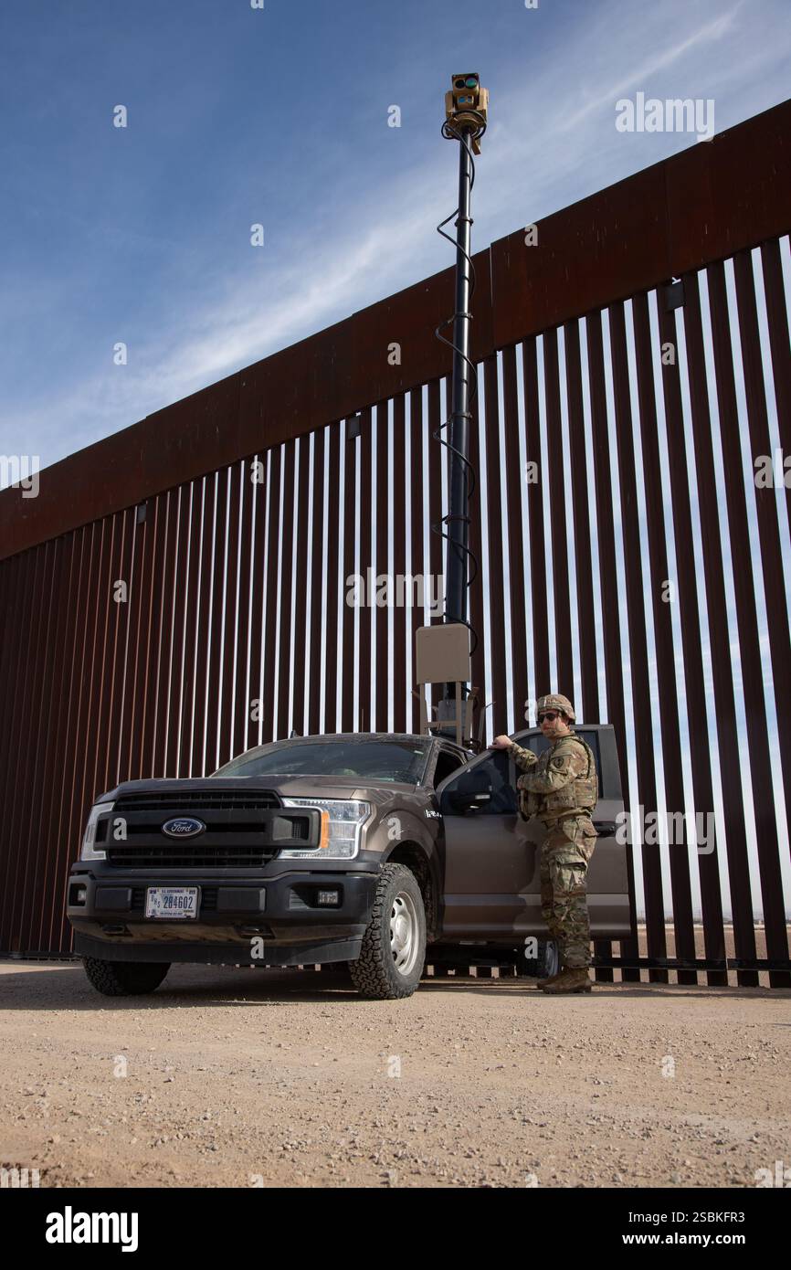 Un soldato degli Stati Uniti, assegnato alla 346th Military Police Company, 530th Military Police Battalion, 300th Military Police Brigade, monitora la barriera vicino a Socorro, Texas, 1 febbraio 2025. Lo U.S. Northern Command sta collaborando con il Department of Homeland Security per aumentare le dogane e la protezione dei confini degli Stati Uniti lungo il confine meridionale con ulteriori forze militari. Questo schieramento iniziale di oltre 1.600 membri del personale in servizio attivo porta il totale delle forze militari del titolo 10 lungo il confine a quasi 4.000 membri del personale. (Foto U.S. Army del sergente Caleb Woodburn) Foto Stock
