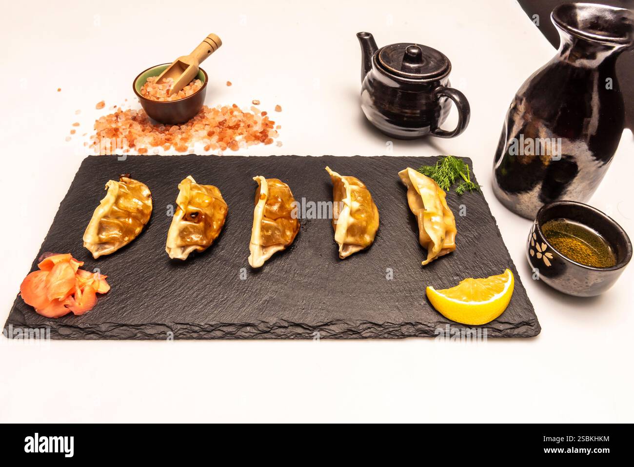 Queste piccole prelibatezze, che possono essere cotte al vapore o fritte, sono riempite con una varietà di ingredienti che possono includere carni, frutti di mare, verdure e. Foto Stock