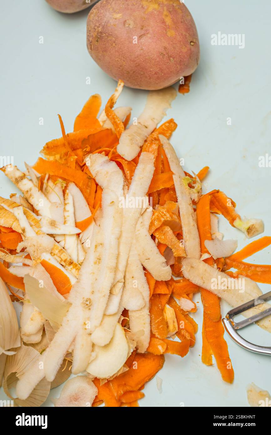 Un tavolo da cucina è la base su cui verrà svolta questa attività. Foto Stock