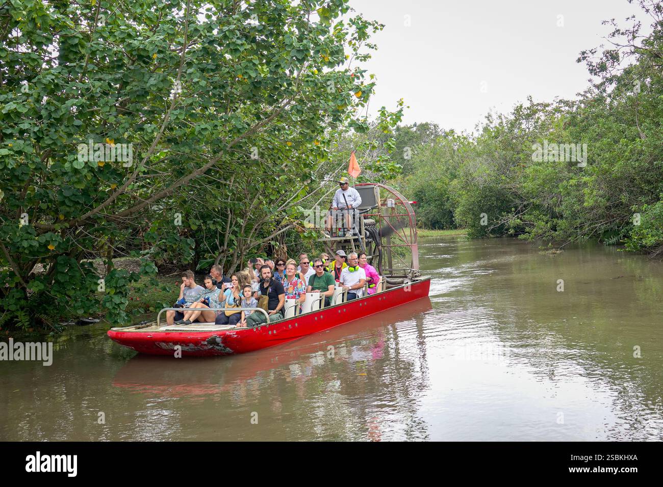EVERGLADES, STATI UNITI - 18 gennaio 2025: Gruppo di turisti internazionali a bordo di un idroscivolante. Le Everglades sono una regione naturale di zone umide nella so Foto Stock
