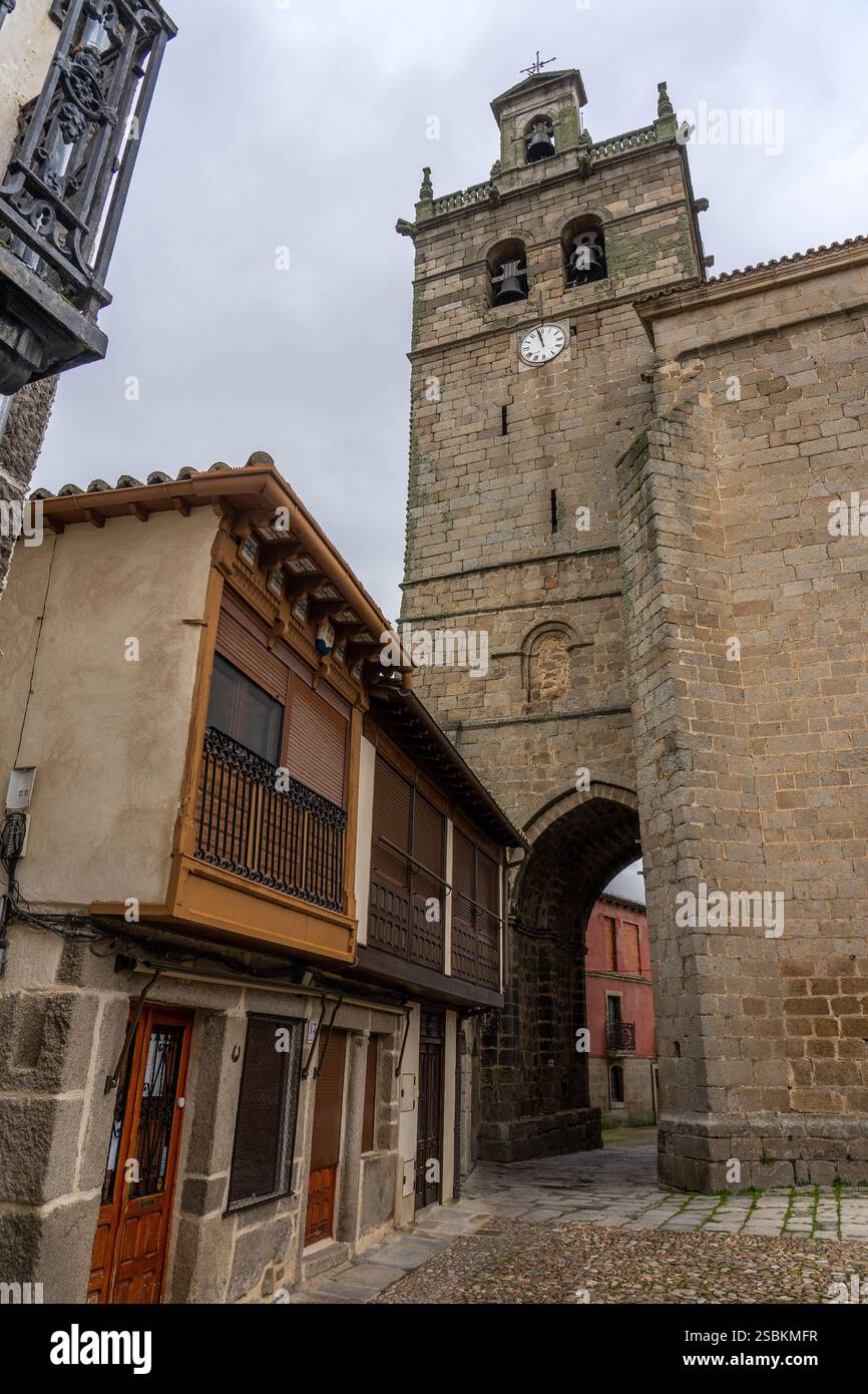 LEDESMA, SPAGNA - 8 MARZO 2021: Chiesa romanica e gotica di Santa María a Ledesma, Salamanca, Spagna. Foto Stock