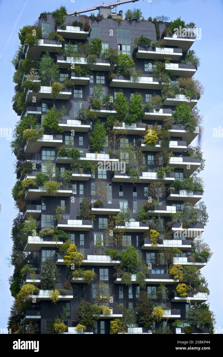 La "foresta verticale" è il prototipo di un nuovo formato di biodiversità architettonica che si concentra sul rapporto tra l'uomo e altre specie viventi. Il primo esempio, qui, costruito a 'Milano' nella zona di porta nuova, è costituito da due torri alte rispettivamente 80 e 112 m, che ospitano un totale di 800 alberi, 15.000 piante perenni e/o a copertura di terreno e 5.000 arbusti. Equivalente a 30.000 metri quadrati di bosco e sottobosco, concentrati su 3.000 metri quadrati di superficie urbana. Un progetto Boeri Studio, Milano, Lombardi, Italia. Foto Stock