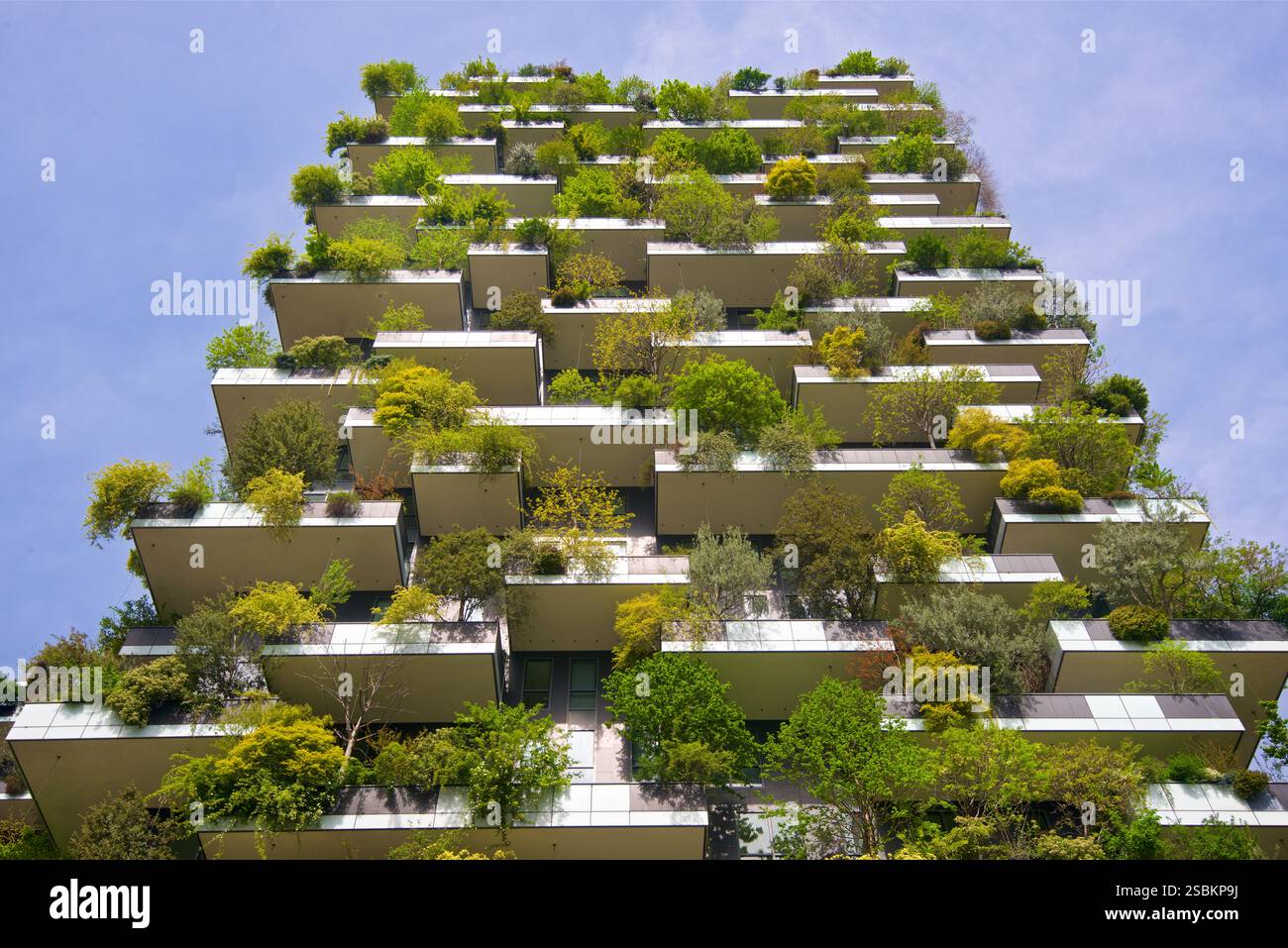 La foresta verticale è il prototipo di un nuovo formato di biodiversità architettonica che si concentra sul rapporto tra l'uomo e altre specie viventi. Il primo esempio, qui, costruito a 'Milano' nella zona di porta nuova, è costituito da due torri alte rispettivamente 80 e 112 m, che ospitano un totale di 800 alberi, 15.000 piante perenni e/o a copertura di terreno e 5.000 arbusti. Equivalente a 30.000 metri quadrati di bosco e sottobosco, concentrati su 3.000 metri quadrati di superficie urbana. Un progetto Boeri Studio, Milano, Lombardi, Italia. Foto Stock