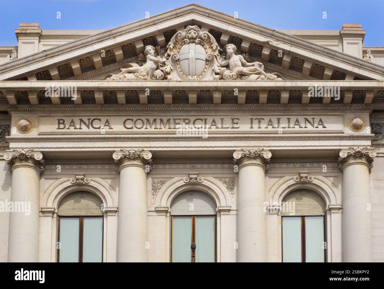 BANCA COMMERCIALE ITALIANA. Banca commerciale Italiana (COMIT), fondata nel 1894, era una delle maggiori banche d'Italia. Nel 1999 si è fusa con un gruppo bancario costituito dalla Cassa di risparmio delle Provincie Lombarde (alias Cariplo; est. 1823) e il Banco Ambroveneto, che si era fuso nel 1998. Il gruppo bancario cambiò il nome in intesa-BCI e BCI divenne temporaneamente una società di subholding. Il 1° gennaio 2003 il nome del gruppo è cambiato in Banca intesa. Nel 2006 Banca intesa si è fusa con Sanpaolo IMI, con sede a Torino, per formare intesa Sanpaolo. Piazza della Scala, Milano, Lombardia, Italia Foto Stock