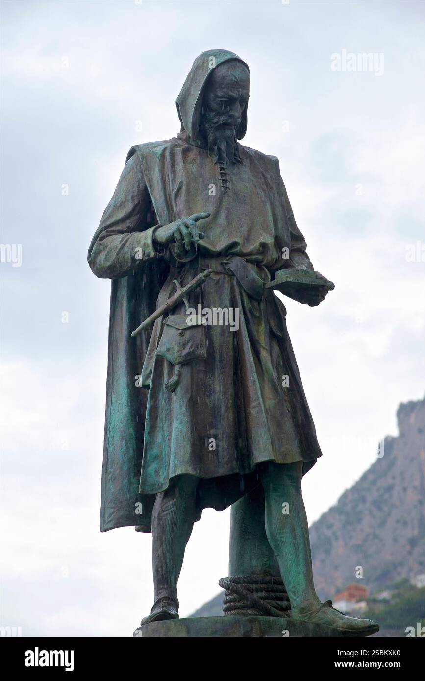 Statua di Flavio Gioia, Piazza Flavio Gioia. La Costiera Amalfitana, la Campania, l'Italia. Flavio Gioia o Gioja, noto anche come Ioannes gira Amalphensis è noto per essere stato un marinaio italiano, inventore e presumibilmente un pilo marino - tradizionalmente Gioja è stato accreditato di aver perfezionato la bussola del marinaio sospendendo il suo ago su una carta bussola, dando così alla bussola il suo aspetto familiare Foto Stock