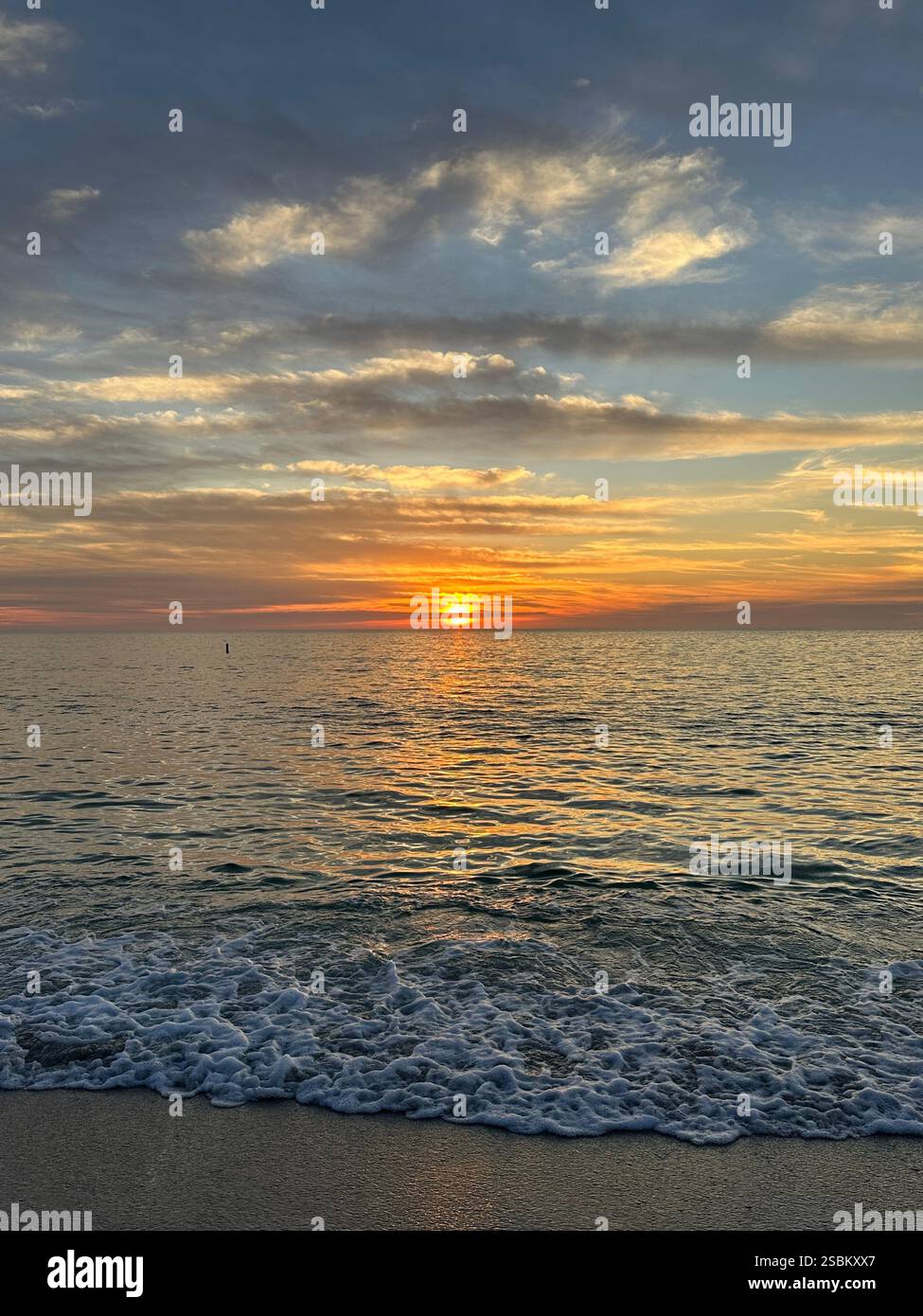 Tramonto sulla spiaggia di Nokomis su Casey Key a Sarasota, Florida. - Immagine stock catturata con smartphone