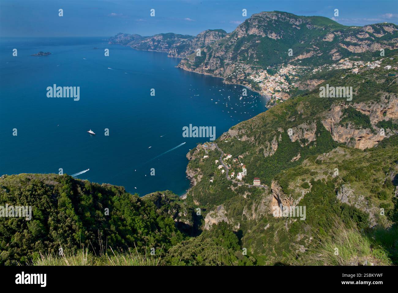 Escursioni sulla Costiera Amalfitana. L'approccio a Positano in lontananza dalla passeggiata degli dei. Mar Tirreno, Mediterraneo, Italia. Costiera amalfitana. Penisola Sorrentina. Sentiero degli dei. Foto Stock