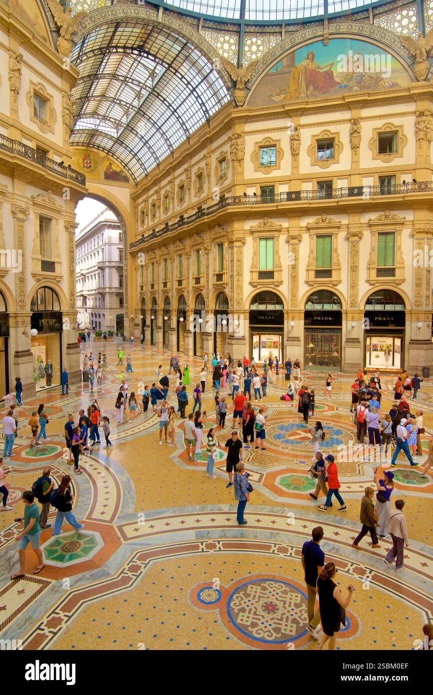 Gli amanti dello shopping nella Galleria Vittorio Emanuele II la Galleria Vittorio Emanuele II è la più antica galleria di negozi attiva d'Italia e un importante punto di riferimento di Milano. Ospitata all'interno di un doppio arcade a quattro piani nel centro della città, la Galleria prende il nome da Vittorio Emanuele II, il primo re del Regno d'Italia. Fu progettato nel 1861 e costruito dall'architetto Giuseppe Mengoni tra il 1865 e il 1877. Milano, Italia Foto Stock