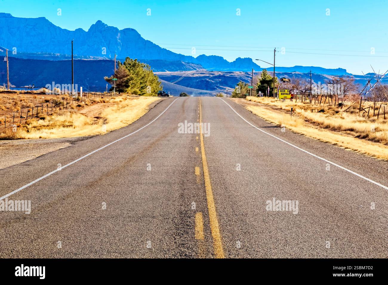 Strada con una linea gialla al centro. Non ci sono auto sulla strada Foto Stock