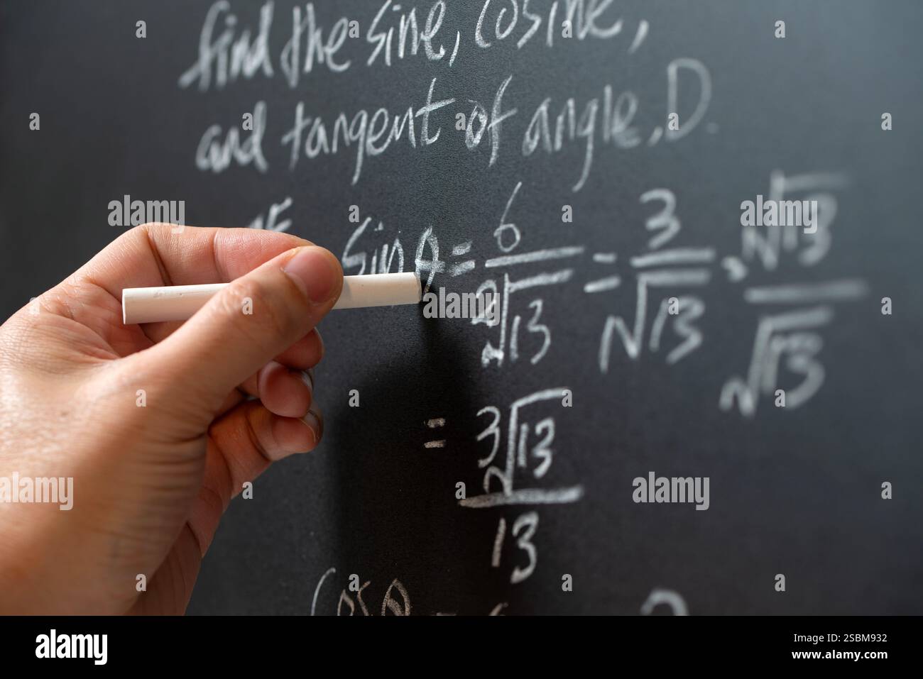 Operazioni matematiche e trigonometria formula matematica scritta con gesso sulla lavagna Foto Stock