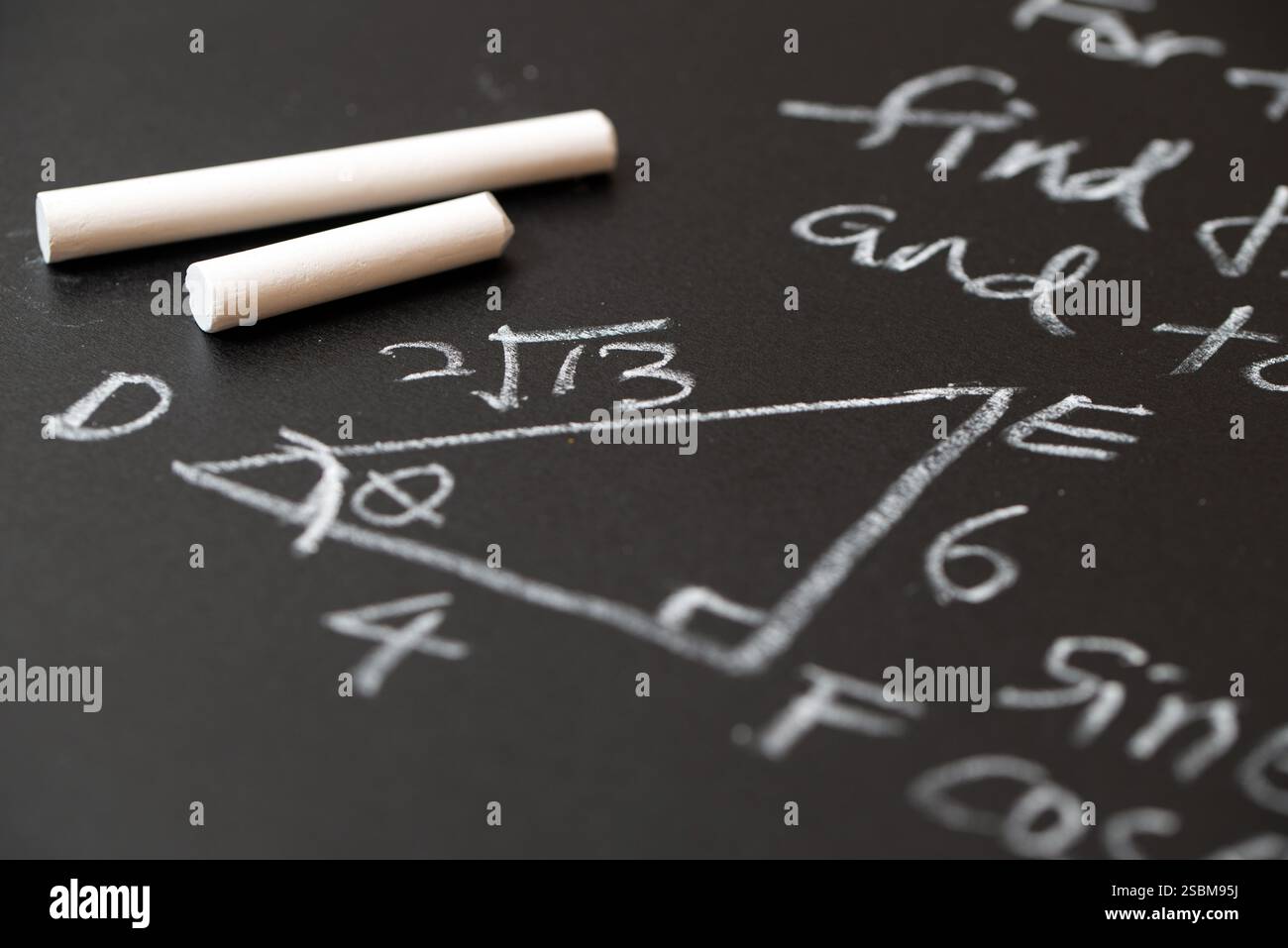 Operazioni matematiche e trigonometria formula matematica scritta con gesso sulla lavagna Foto Stock