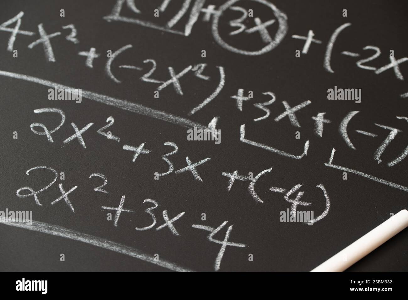 Operazioni matematiche e formula matematica dell'algebra scritta con gesso sulla lavagna Foto Stock
