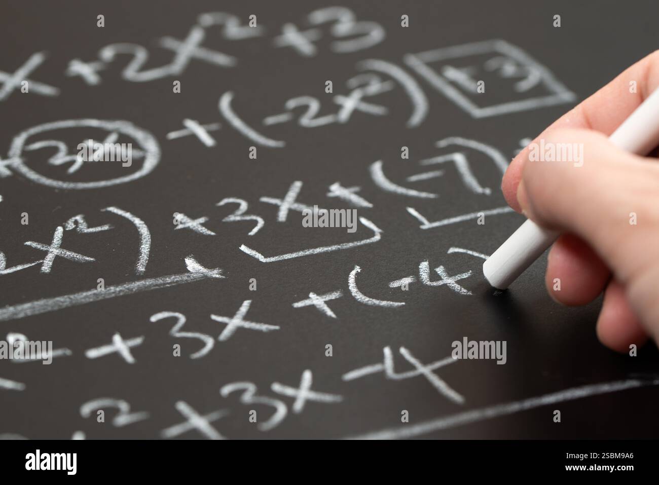 Operazioni matematiche e formula matematica dell'algebra scritta con gesso sulla lavagna Foto Stock
