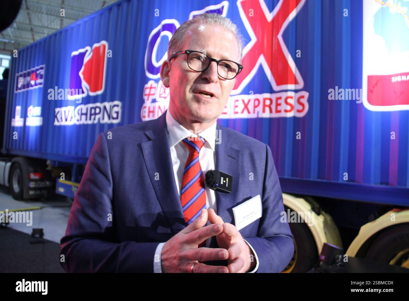 Wilhelmshaven, Germania. 24 gennaio 2025. Il presidente dell'Eurogate Michael Blach riceve un'intervista a Xinhua a Wilhelmshaven, Germania, 24 gennaio 2025. PER ANDARE AL "colloquio: Le guerre tariffarie minacciano il commercio marittimo, afferma il presidente Eurogate" credito: Shan Weiyi/Xinhua/Alamy Live News Foto Stock