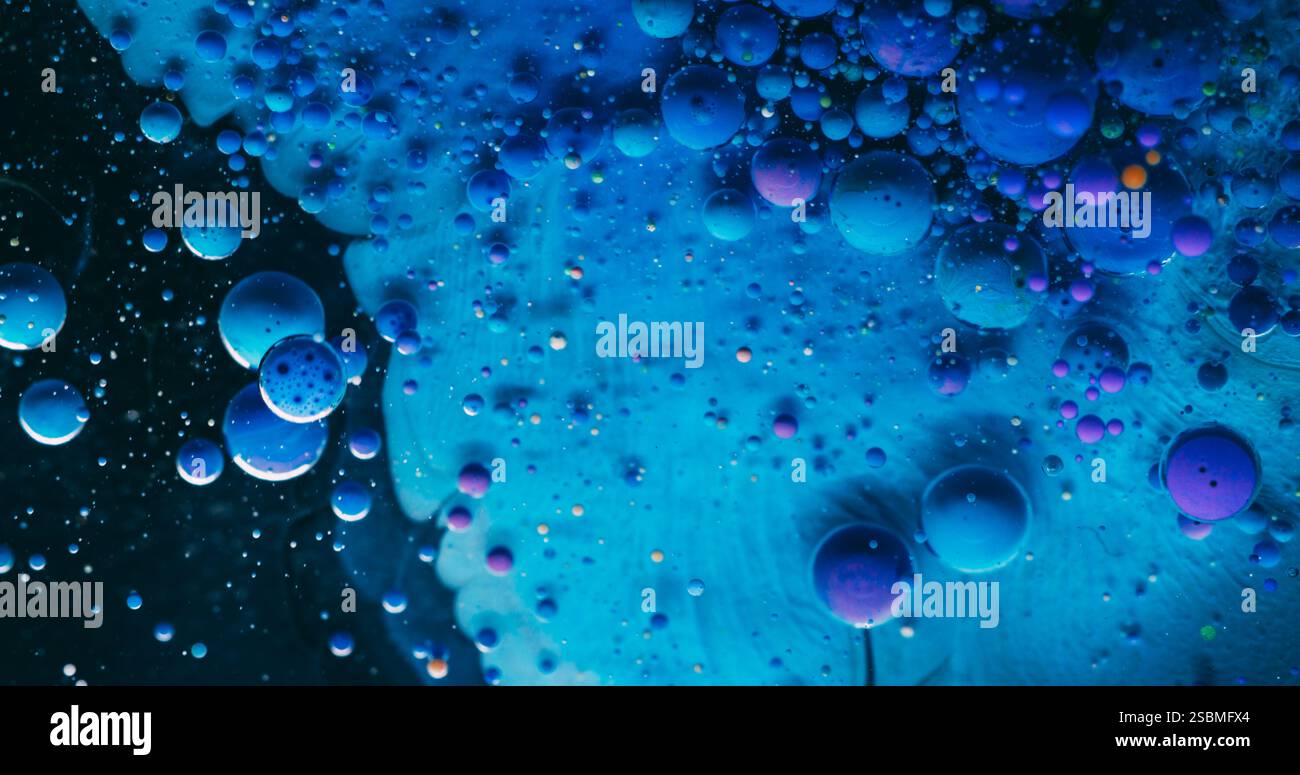Flusso ART. Bolle d'inchiostro. Gocce mistiche di gel galleggiante di emulsione blu acrilico viola. Particelle della miscela delle onde sfondo astratto colorato. Foto Stock