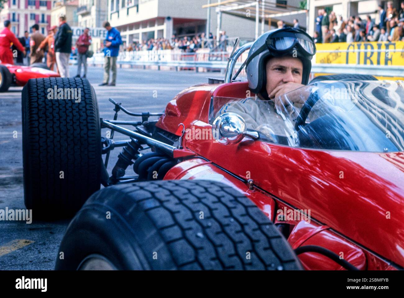 Formula 1: Bruce McLaren in M4B prima del Gran Premio di Monaco, 1967. McLaren si qualificò 10° e finì 4° in una gara movimentata vinta da Denny Hulme e segnata dal tragico incidente o Lorenzo Bandini. Foto Stock