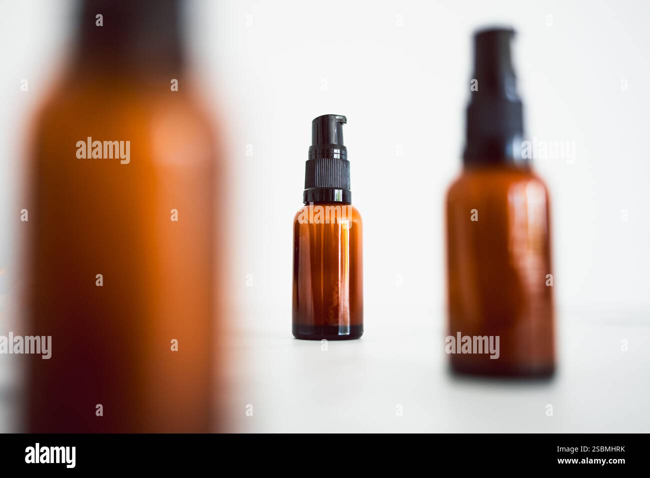idratanti per siero oculare identici con flacone in stile ambrato farmacista su sfondo minimalista in marmo bianco Foto Stock idratanti per siero oculare identici con flacone in stile ambrato farmacista su sfondo minimalista in marmo bianco Foto Stock
