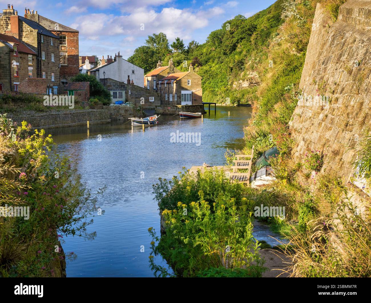 Staithes, North Yorkshire, Regno Unito - villaggio di pescatori di Staithes con l'alta marea in una soleggiata mattinata d'estate. Foto Stock
