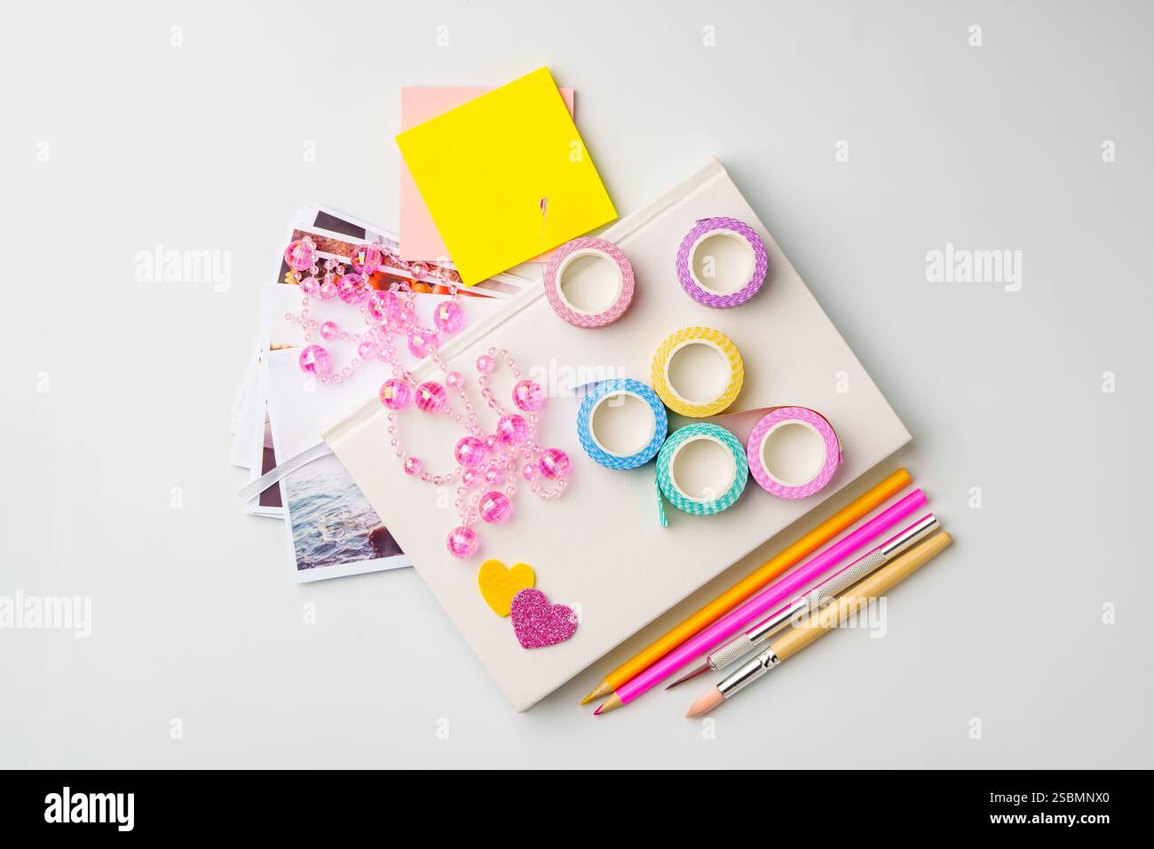 Forniture artigianali disposte su una superficie pulita, pronte per progetti creativi e scrapbooking Foto Stock