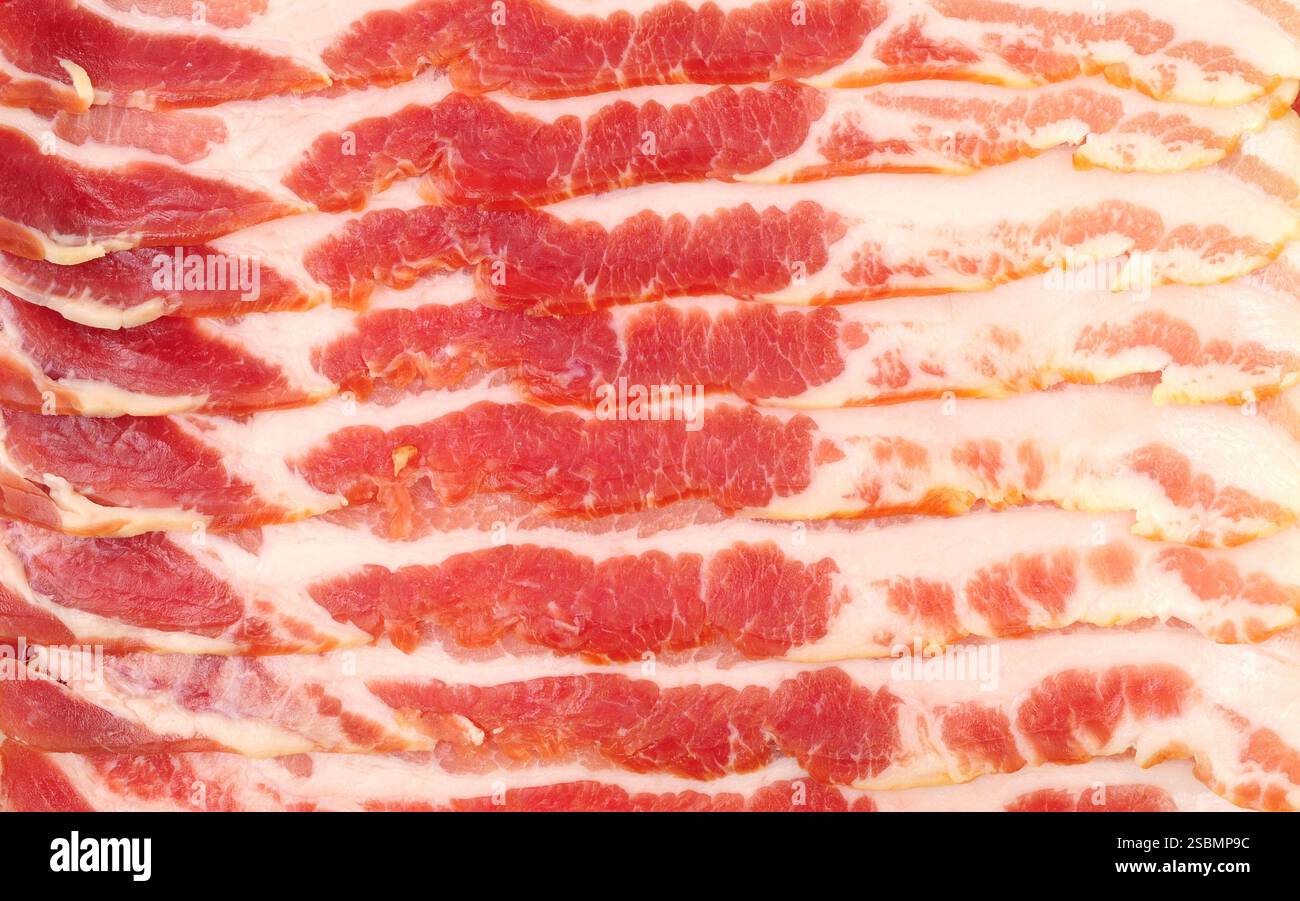Texture di fondo scottante striata di pancetta cruda britannica affumicata e stagionata a secco Foto Stock
