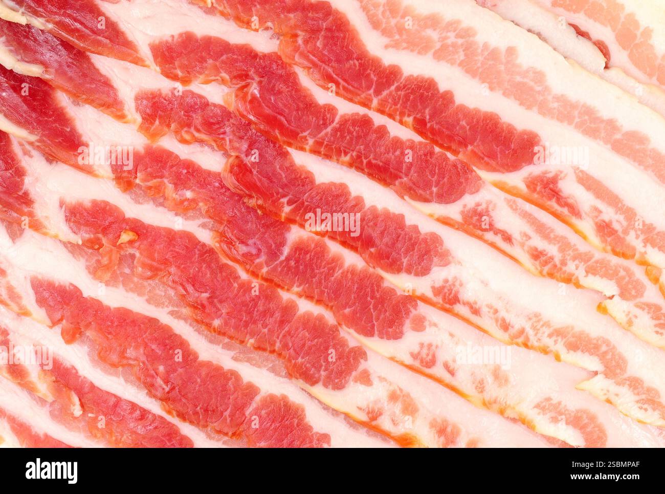 Texture di fondo scottante striata di pancetta cruda britannica affumicata e stagionata a secco Foto Stock