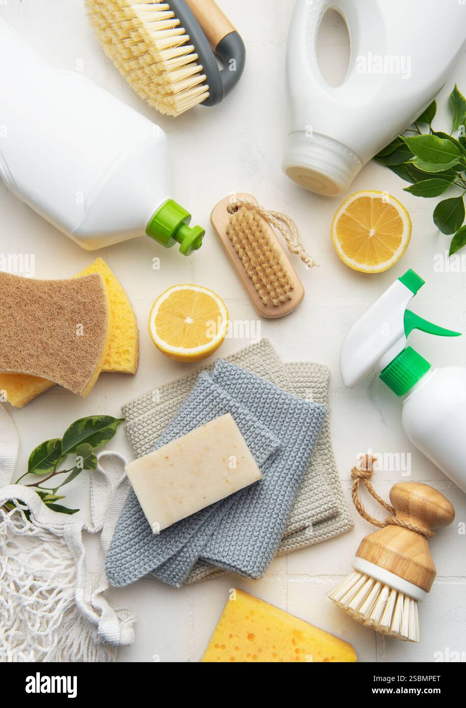 Prodotti e utensili per la pulizia naturali disposti su una superficie bianca, per uno stile di vita sostenibile ed eco-consapevole Foto Stock