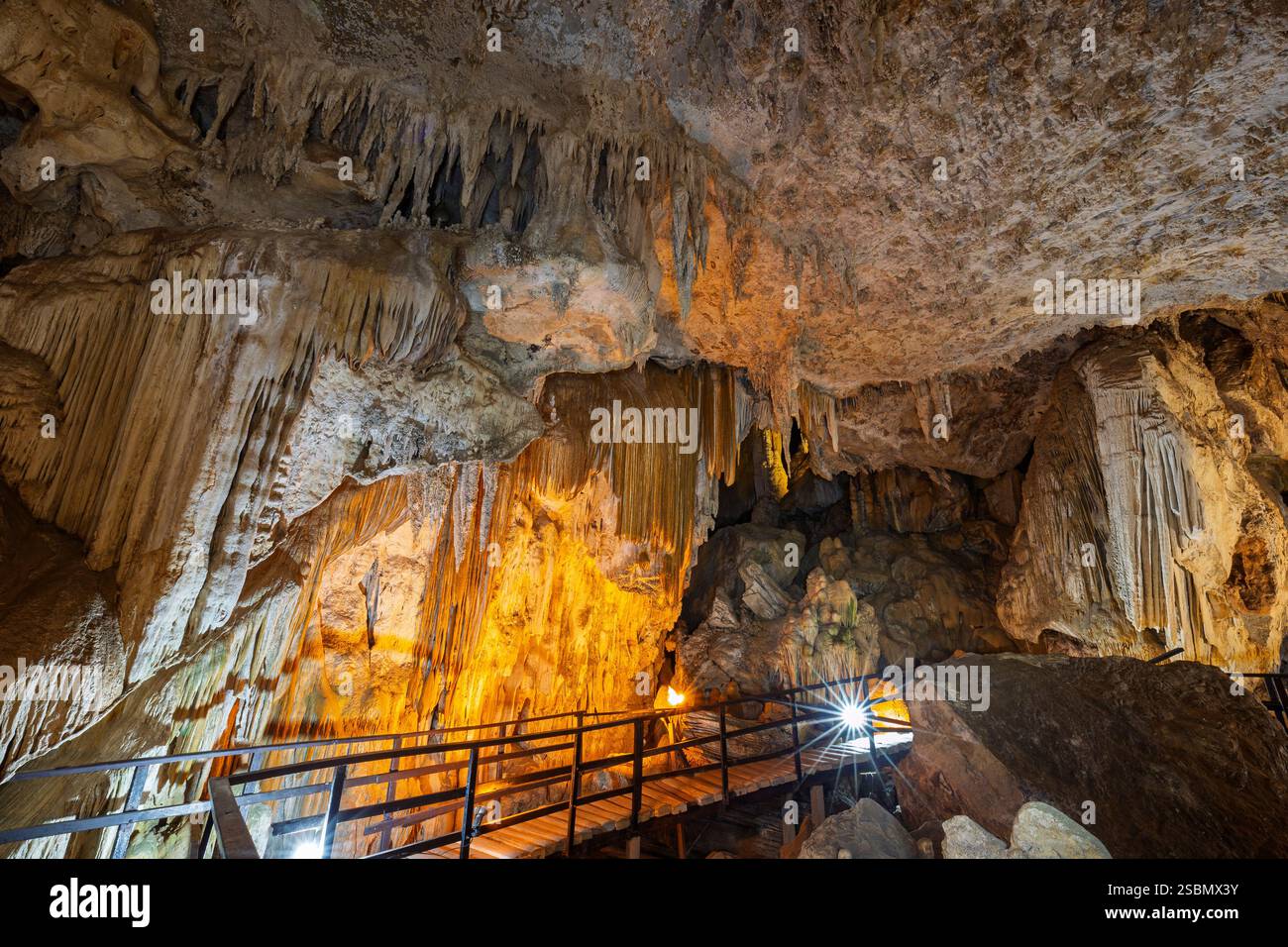 All'interno della panoramica e illuminata Grotta dei Diamanti (Tham Phra Nang Nai) a Railay, Krabi, Thailandia. Foto Stock
