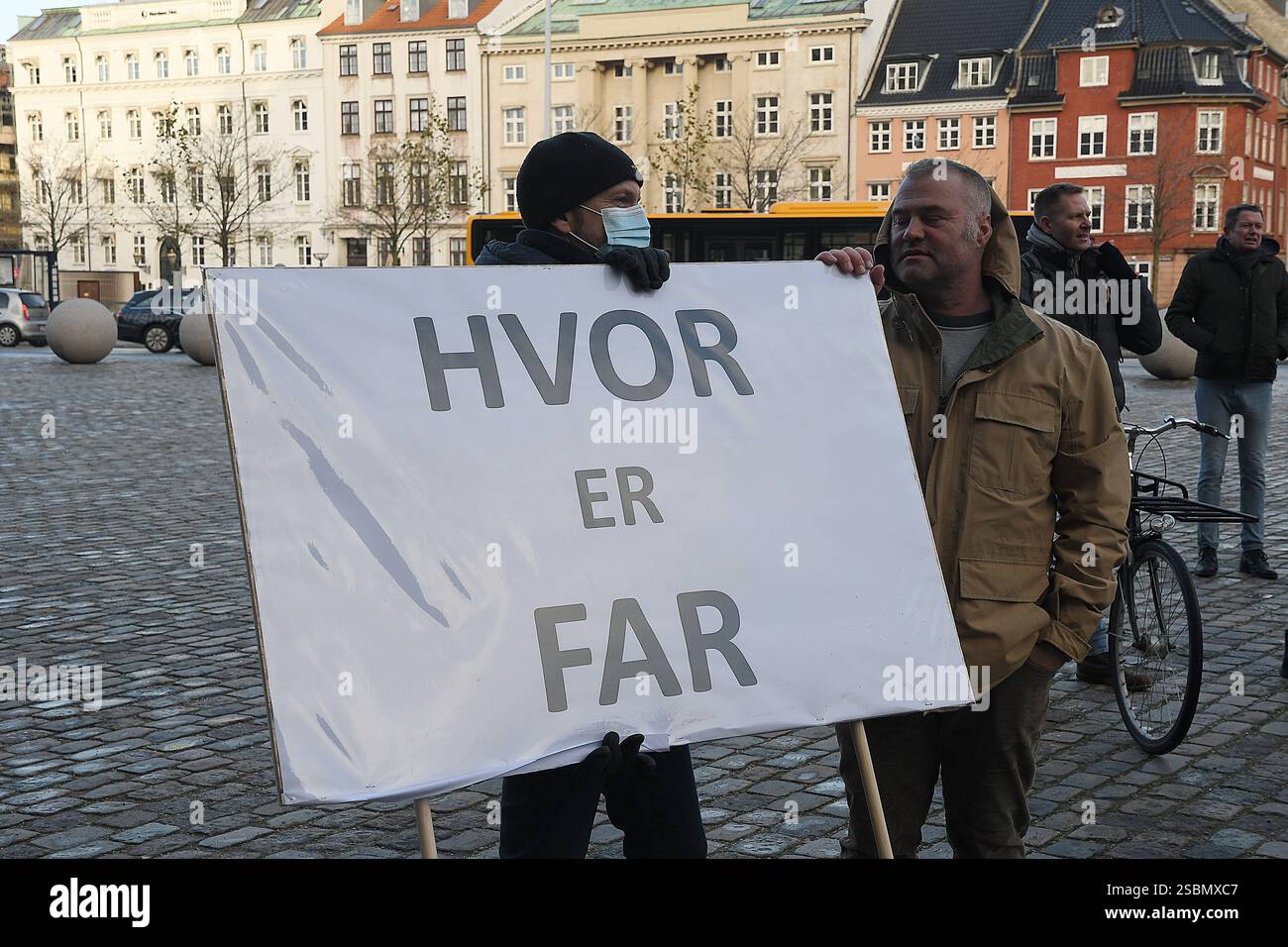Copenaghen / Danimarca.,19 novembre 2020/ i maschi danesi hanno organizzato una manifestazione di protesta paterna destra hvor er far Where is father riguardo alla sua custodia dei figli dopo il divorzio. . Foto Stock