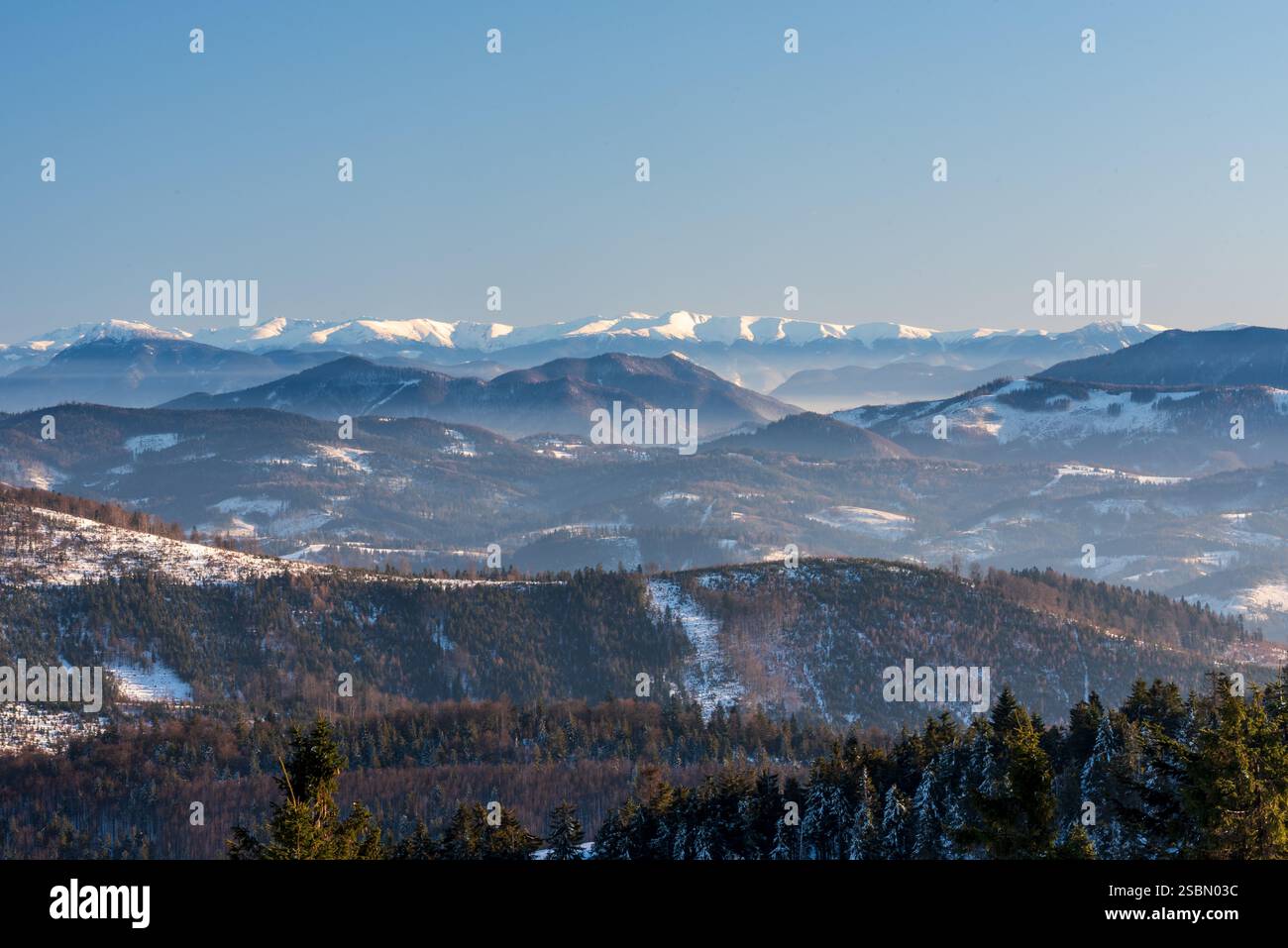 Vista dei Low Tatra da Velka Raca in inverno le montagne Kysucke Beskydy sui confini slovacco-polacchi Foto Stock