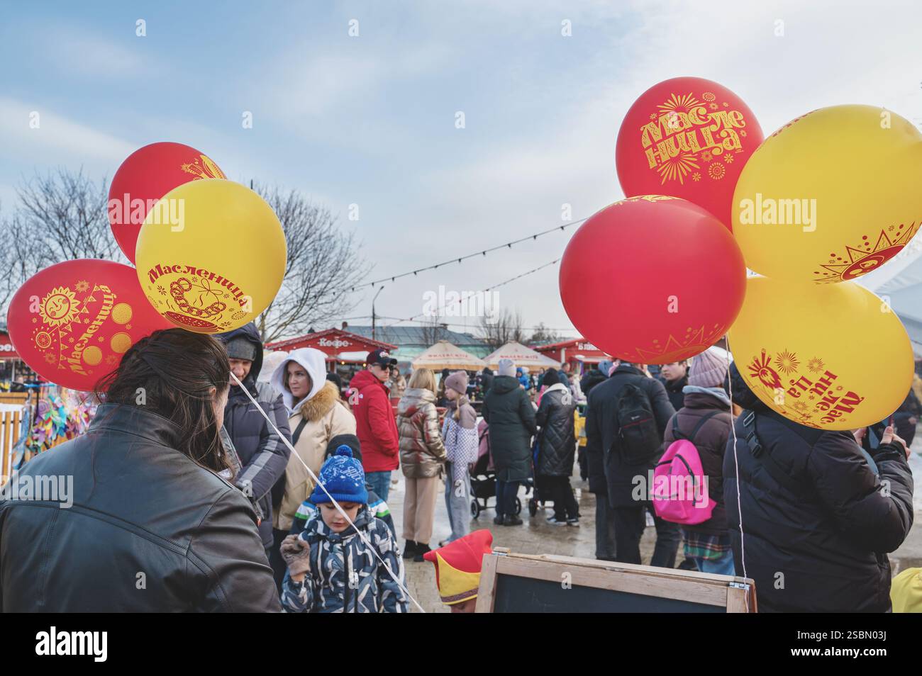 Kolomna, Russia, 17 marzo 2024. Maslenitsa. Le persone con palloncini con l'iscrizione Maslenitsa camminano a una fiera in un giorno di festa. Le vacanze della gente. T Foto Stock