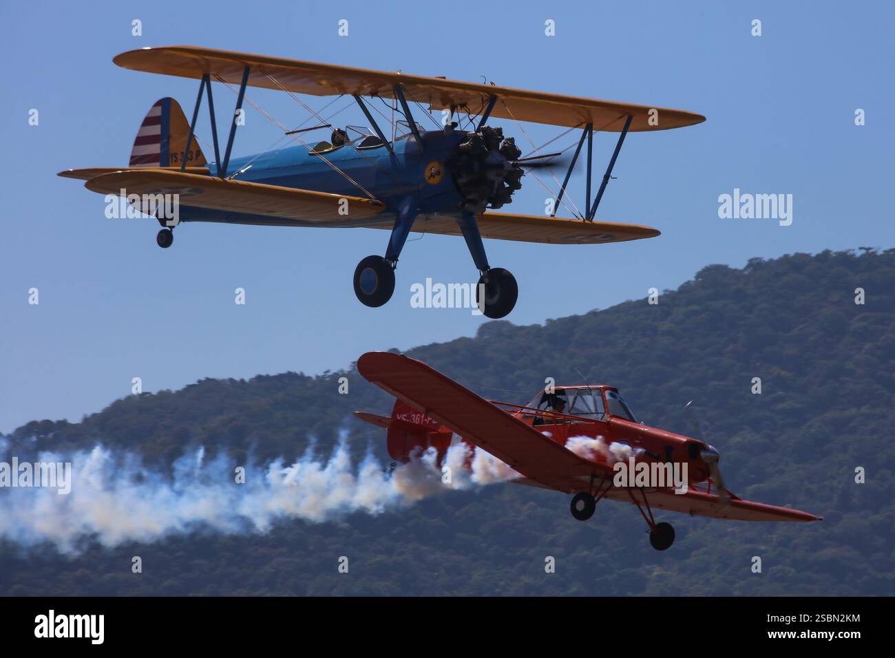 San Salvador, El Salvador. 2 febbraio 2025. Gli aerei si esibiscono durante l'Ilopango Airshow 2025 in una base aerea di Ilopango, El Salvador, 2 febbraio 2025. Crediti: Alexander pena/Xinhua/Alamy Live News Foto Stock
