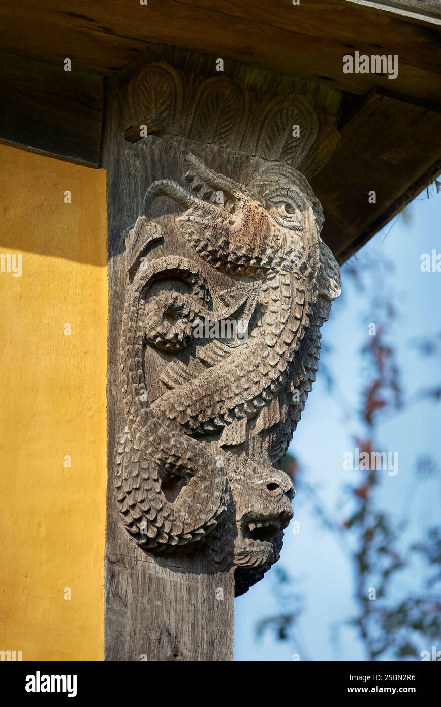 Tradizionale intaglio in legno medievale inglese di un serpente sulla porta d'ingresso per proteggere dagli spiriti maligni, Stokesay Castle, Shropshire, Inghilterra Foto Stock