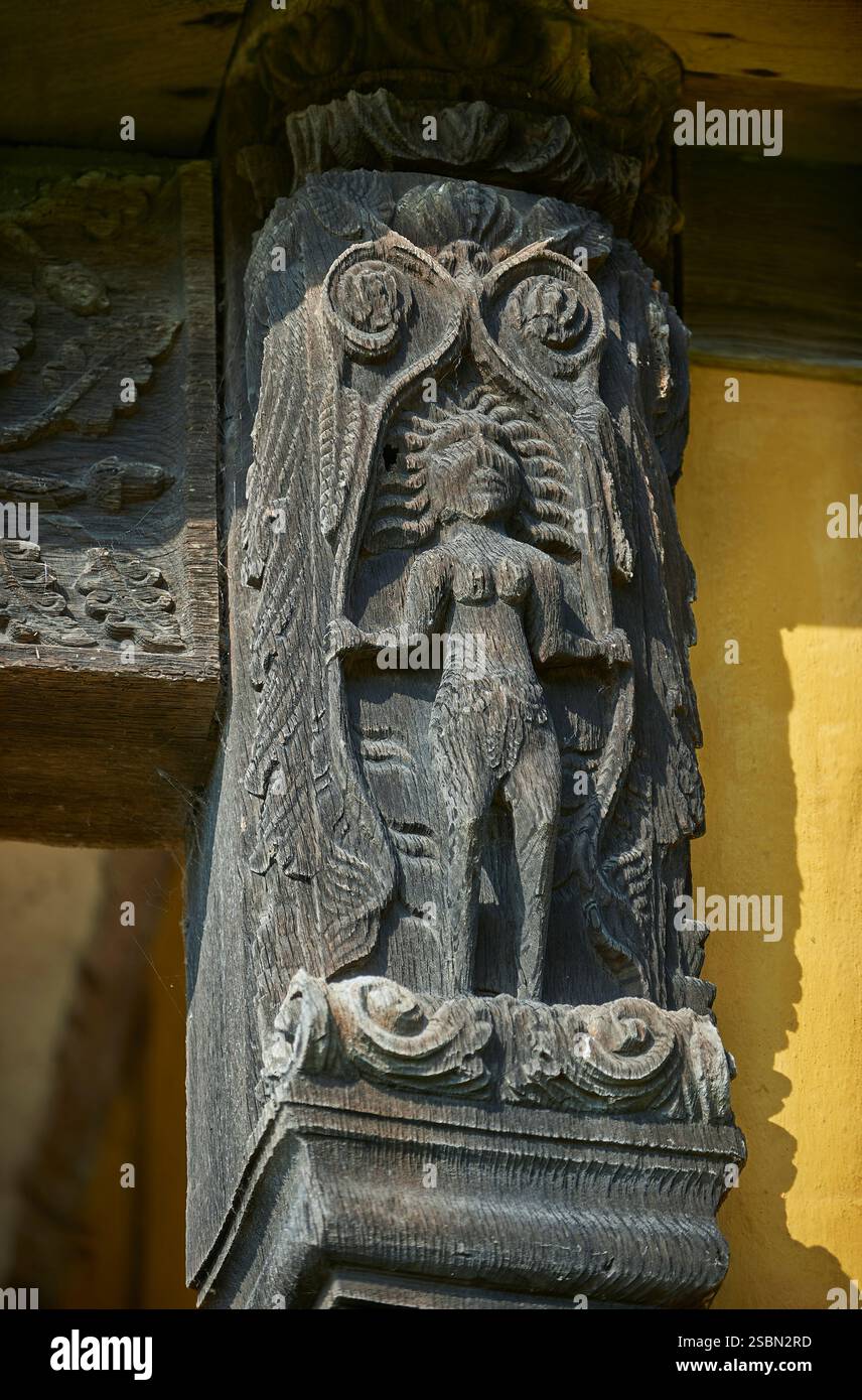 Tradizionale intaglio inglese medievale del legno di Eve sulla porta del castello di Stokesay come talismano di buona fortuna, Shropshire, Inghilterra Foto Stock