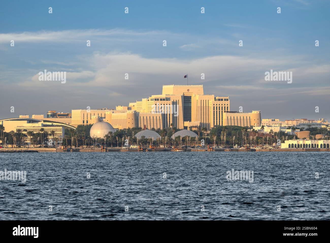 Doha, Qatar - 3 gennaio 2025: Veduta dell'Ufficio del Ministero dell'interno a Doha, Qatar Foto Stock