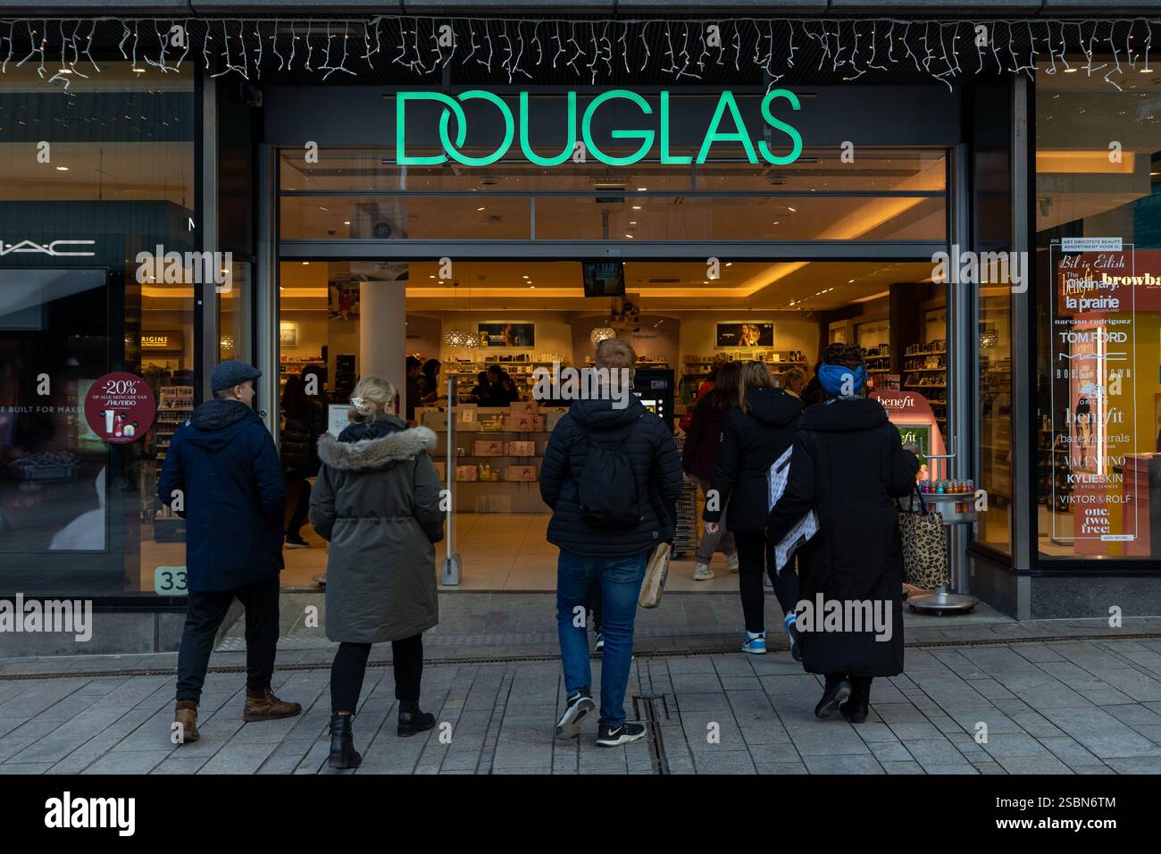 Logo Douglas Shop, logo del negozio illuminato. Douglas è la più grande gamma di prodotti di bellezza online con consegna 24 ore su 24. Foto Stock