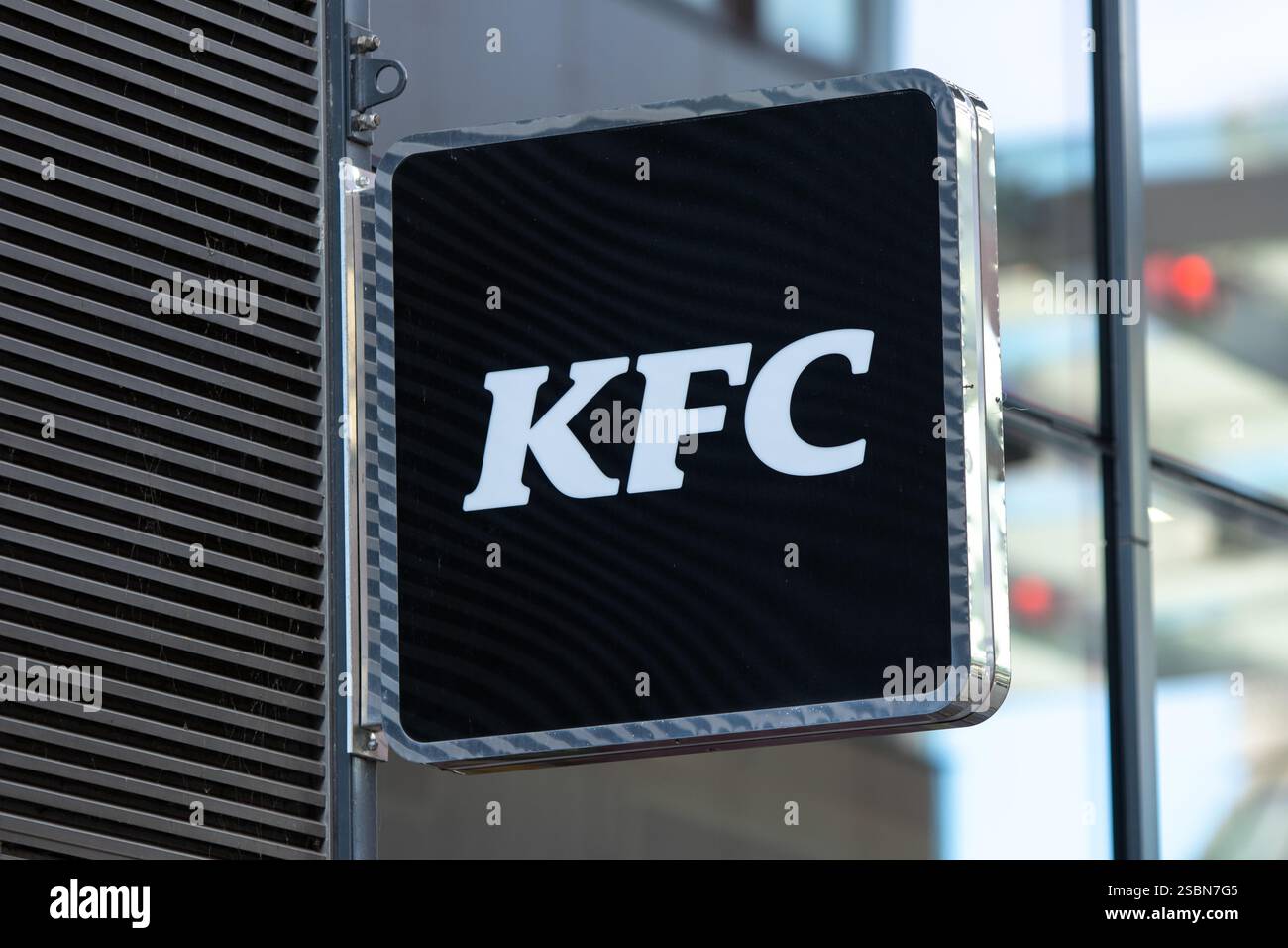 Cartello con la bandiera del ristorante KFC, il KFC è un fast food Almere Foto Stock