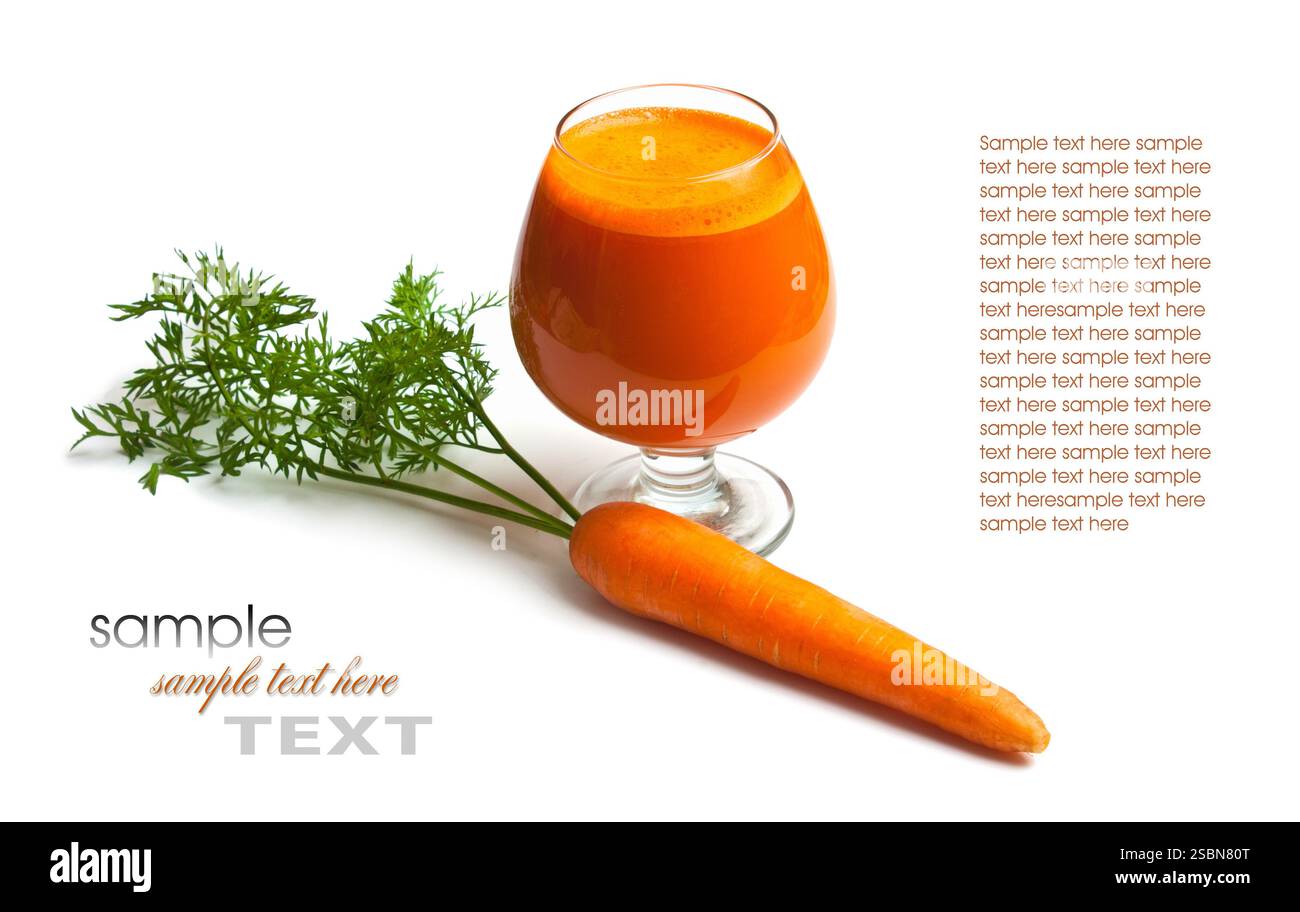 Carote e succo di carota in un bicchiere Foto Stock