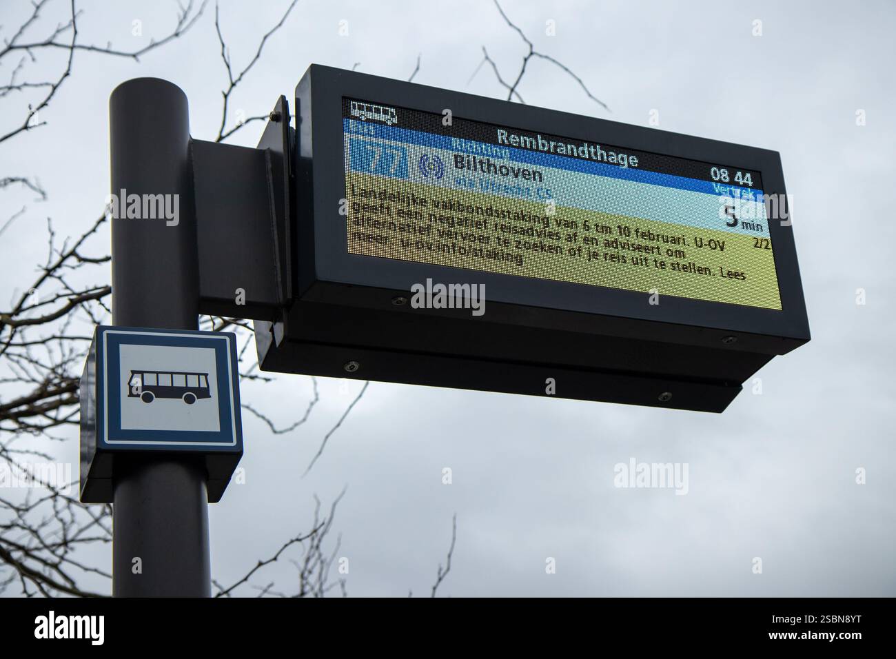 Cartello della fermata dell'autobus con display a LED destinazione Bilthoven Utrecht CS. annuncio: sciopero dei trasporti pubblici a livello nazionale. Foto Stock