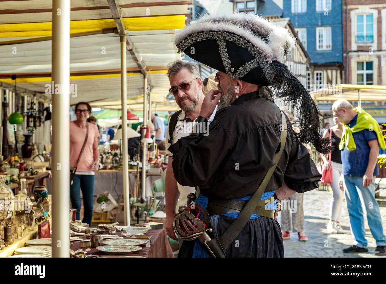 HONFLEUR, FRANCIA - 1° SETTEMBRE 2019: Si tratta di clienti non identificati e raffinati vestiti con costumi da pirata in un mercato delle pulci. Foto Stock