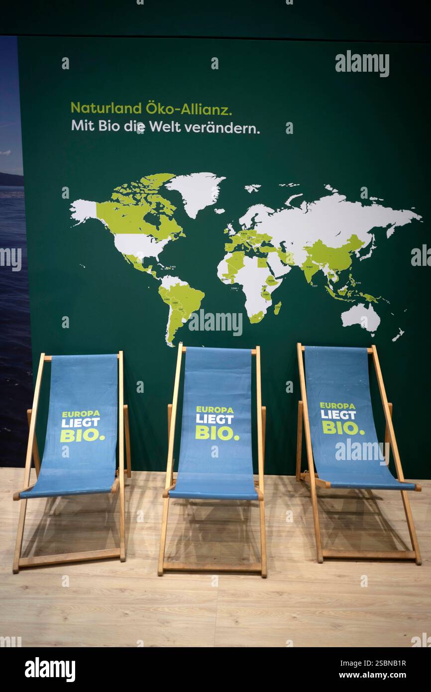 Gruene Woche Berlin DEU, Deutschland, Germania, Berlino, 23.01.2025 Liegestuehle mit motto Europa liegt Bio MIT Bio Die Welt verandern am Stand Grenzenlos Regional Bio in Europa und Naturland zum Thema oekologische Landwirtschaft in der Biohalle vom Forum moderne Landwirtschaft auf der Messe der Internationalen Woche unter dem Land Gutes Essen Startsland Deutschaft in Berlin. Die Internationale Gruene Woche Berlin ist eine internationale Verbrauchermesse und Ausstellung der Ernaehrungswirtschaft Gartenbau und fuer landwirtschaftliche Produ Foto Stock