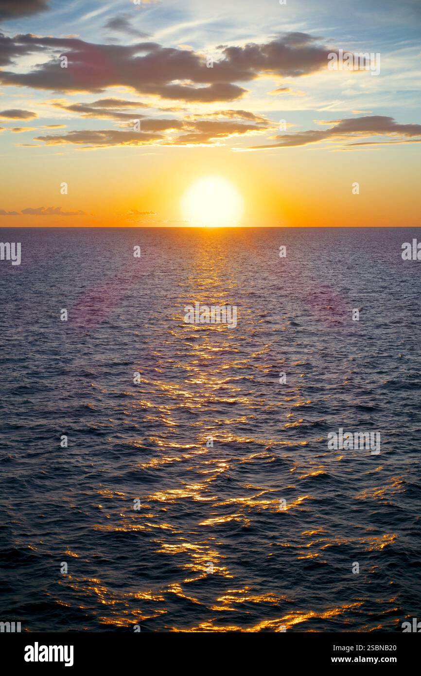 Il sole tramonta all'orizzonte del mare Adriatico, Dubrovnik, Croazia Foto Stock