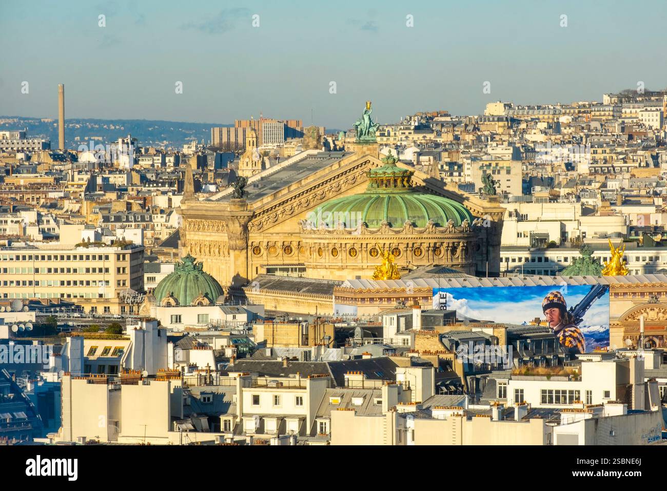 Francia, Parigi, vista generale dei tetti di Parigi e dell'Opera Garnier Foto Stock